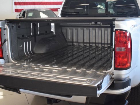 Used 2018 Chevrolet Colorado Z71 AWD/4WD image 37