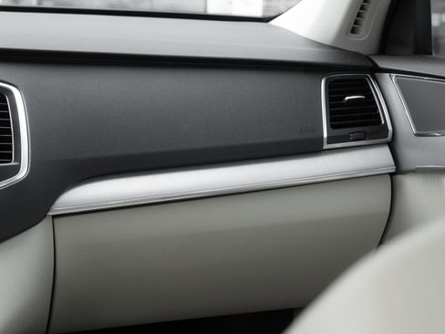 Used 2022 Volvo XC90 T5 Momentum w/ Climate Package image 13