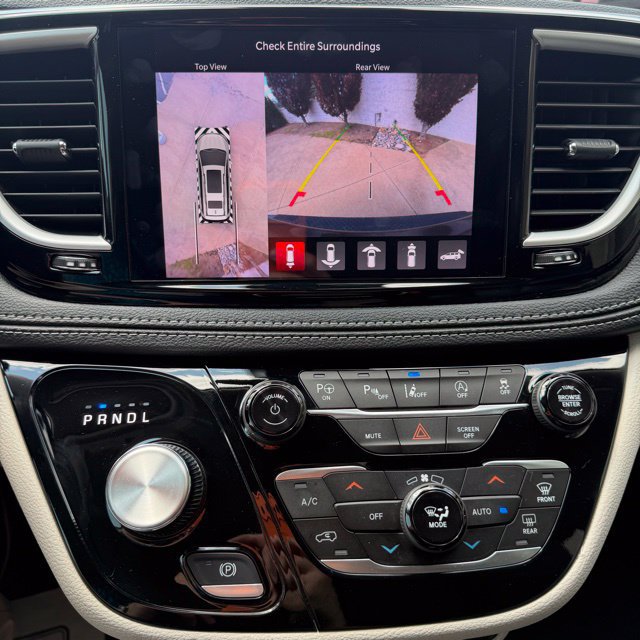 Used 2023 Chrysler Pacifica Touring-L AWD/4WD image 22