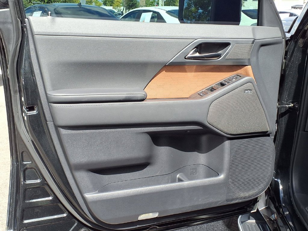 Used 2024 Lexus GX 550 w/ Cold Area Package AWD/4WD image 33
