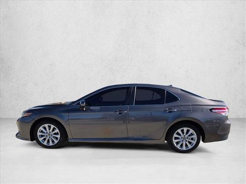 Used 2019 Toyota Camry LE image 9