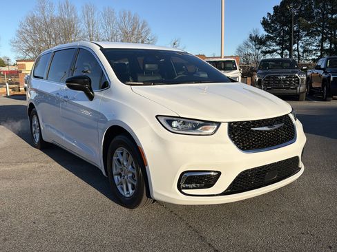 Used 2025 Chrysler Pacifica Select image 4