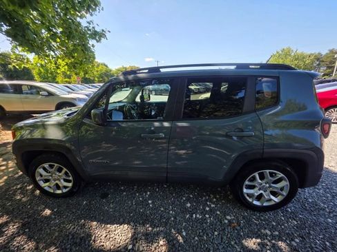 Used 2017 Jeep Renegade Latitude FWD image 8