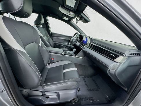 Used 2025 Toyota Camry SE image 34
