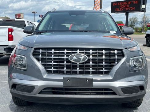 Used 2023 Hyundai Venue SEL FWD image 3