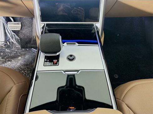 New 2025 Land Rover Range Rover Long Wheelbase SE image 18