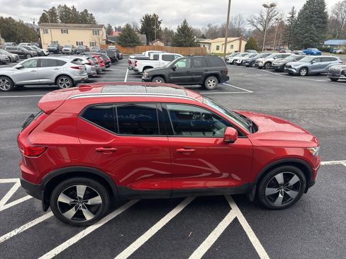 Used 2019 Volvo XC40 T5 Momentum image 7