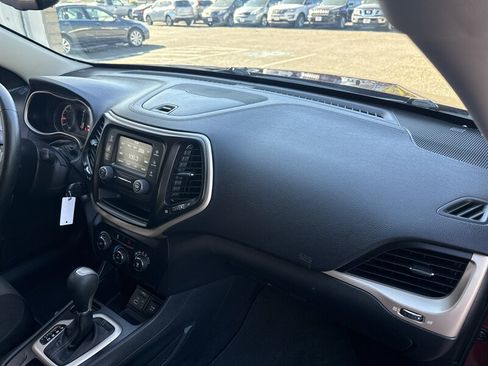 Used 2014 Jeep Cherokee Sport FWD image 23