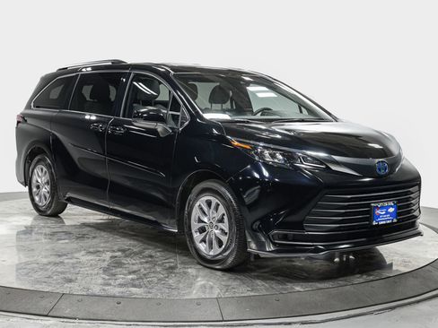 Used 2025 Toyota Sienna LE w/ LE Plus Package image 9