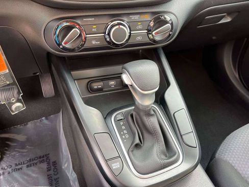 Used 2025 Kia Soul LX w/ LX Technology Package FWD image 19