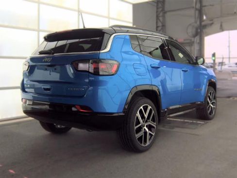 Used 2025 Jeep Compass Limited AWD/4WD image 3