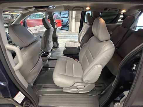 Used 2019 Toyota Sienna XLE w/ XLE Navigation Package FWD image 53
