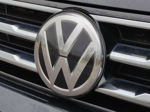 Used 2021 Volkswagen Tiguan SE AWD/4WD image 11