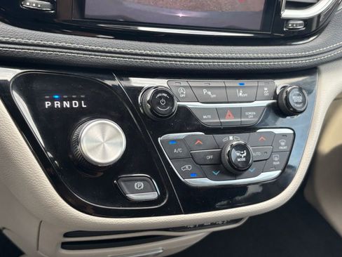 Used 2023 Chrysler Pacifica Touring-L AWD/4WD image 24