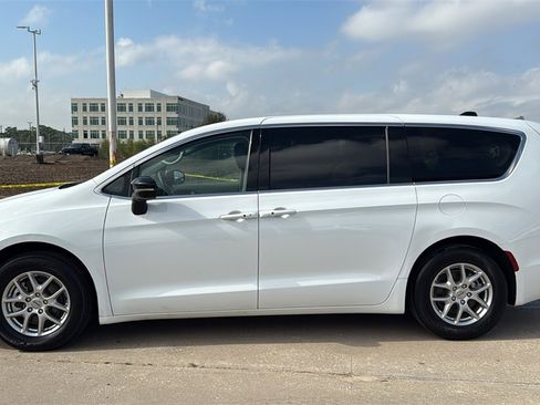 Used 2024 Chrysler Pacifica Touring-L image 4