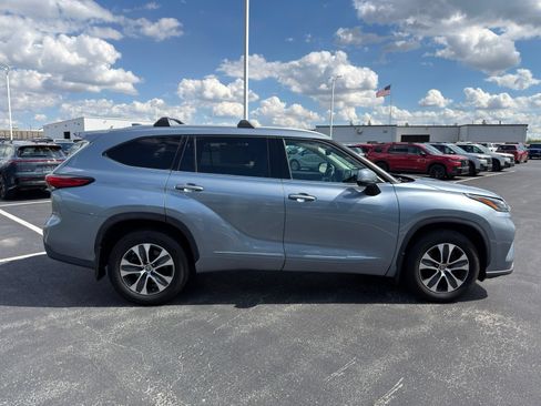 Used 2022 Toyota Highlander XLE AWD/4WD image 7