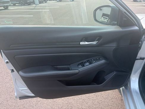 Used 2024 Nissan Altima 2.5 SV FWD image 12