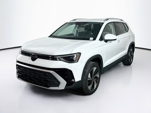 Used 2025 Volkswagen Taos SE AWD/4WD image 3