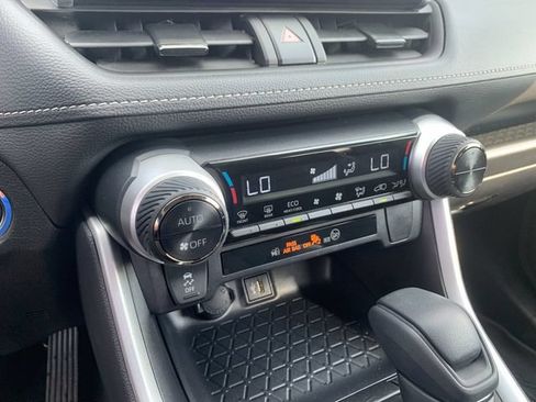 Used 2025 Toyota RAV4 XLE AWD/4WD image 23
