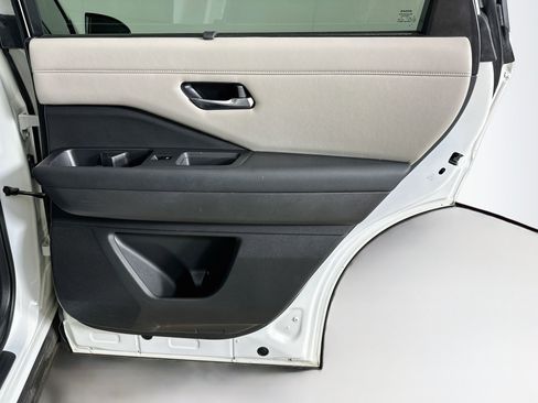 Used 2022 Nissan Pathfinder SL w/ SL Black Package FWD image 32