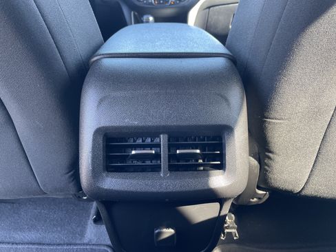 Used 2018 Chevrolet Equinox LT FWD image 18