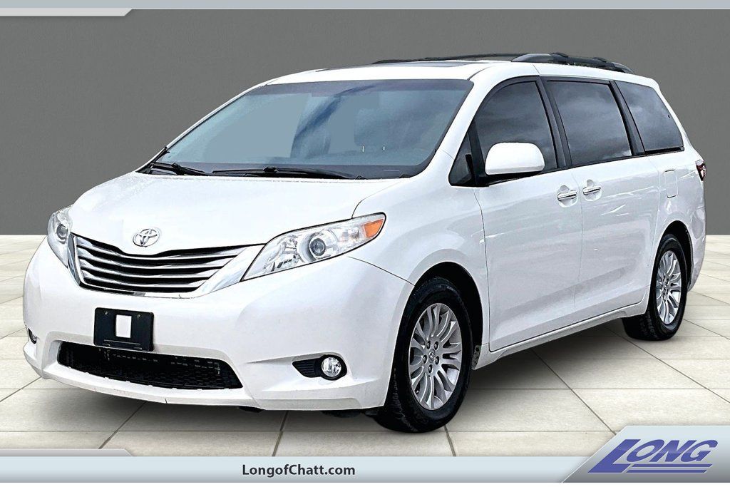 Used 2017 Toyota Sienna XLE Premium FWD image 1