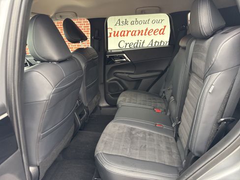 Used 2024 Mitsubishi Outlander SE image 10