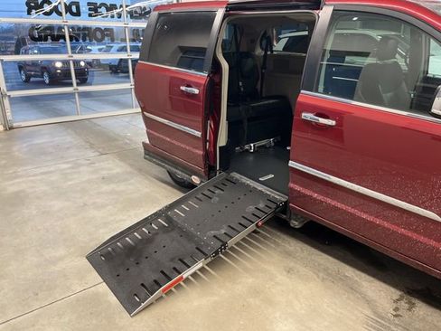 Used 2014 Chrysler Town & Country Limited w/ Luxury Group image 10