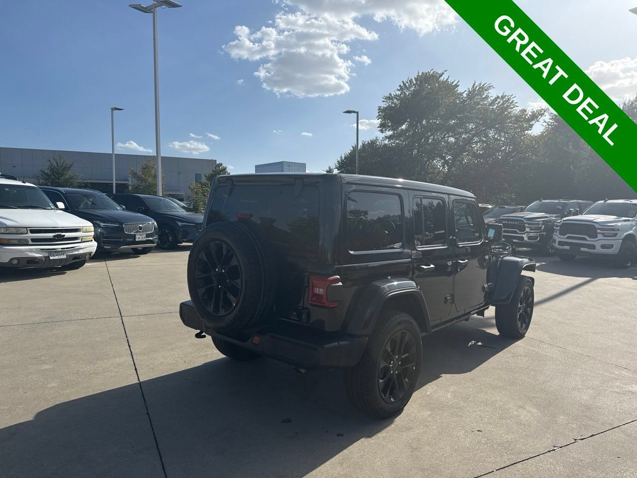 Used 2025 Jeep Wrangler Unlimited Sahara w/ Safety Group AWD/4WD image 5