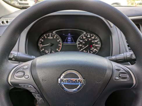 Used 2020 Nissan Pathfinder S image 22