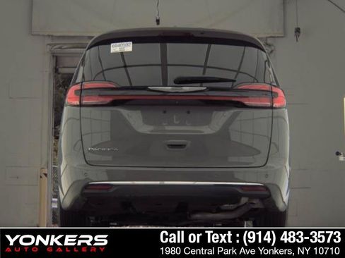 Used 2023 Chrysler Pacifica Touring-L FWD image 7