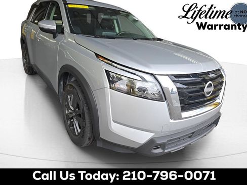 Used 2025 Nissan Pathfinder SV FWD image 1
