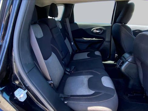 Used 2016 Jeep Cherokee Sport FWD image 19
