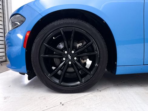 Used 2018 Dodge Charger SXT w/ Blacktop Package RWD image 4