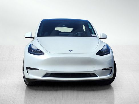 Used 2022 Tesla Model Y Long Range image 2