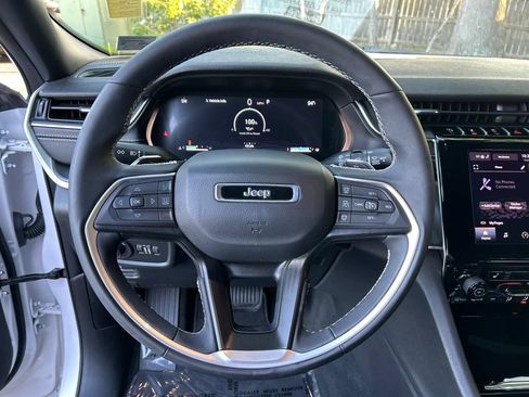 Used 2025 Jeep Grand Cherokee Altitude AWD/4WD image 15