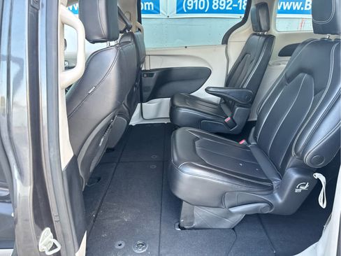 Used 2023 Chrysler Pacifica Touring-L image 28