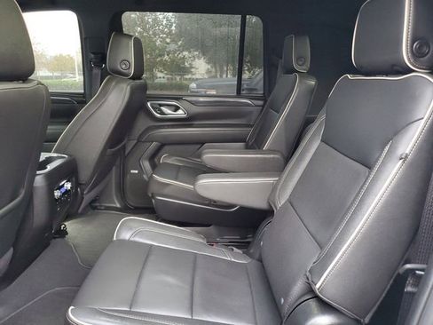 Used 2024 GMC Yukon XL SLT w/ SLT Luxury Package image 10