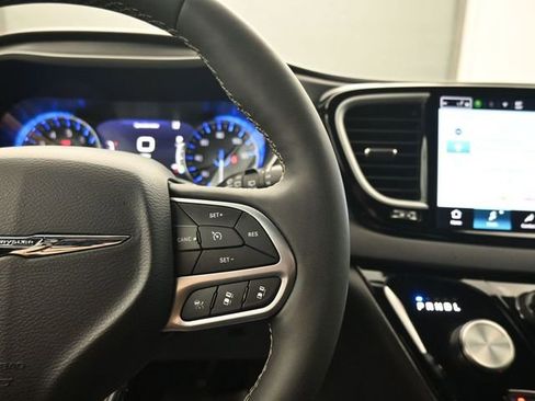 Used 2025 Chrysler Pacifica Select image 18