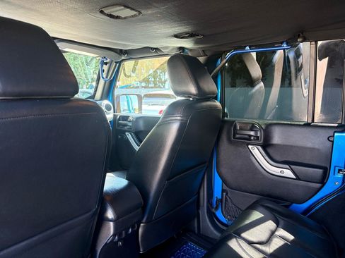 Used 2015 Jeep Wrangler Unlimited Sahara AWD/4WD image 28
