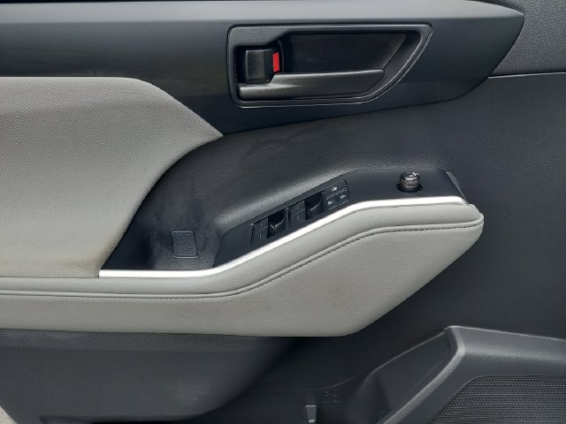 Certified 2020 Toyota Highlander LE FWD image 32