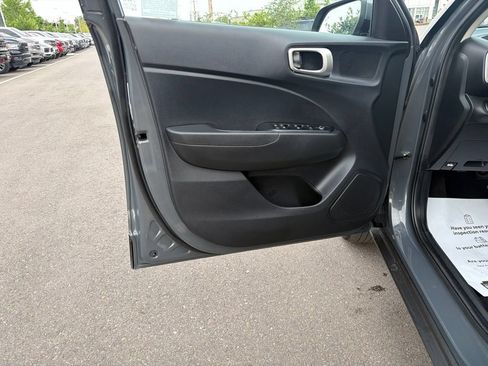 Used 2025 Hyundai Venue SEL FWD image 19