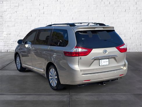Used 2017 Toyota Sienna Limited Premium image 5