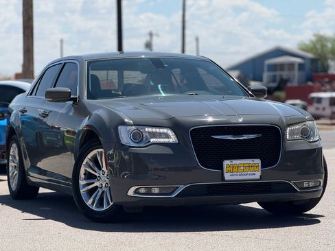 Used 2018 Chrysler 300 Touring L image 2