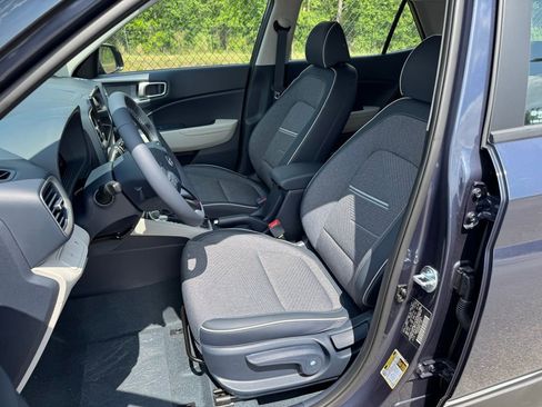 Used 2025 Hyundai Venue Limited image 15