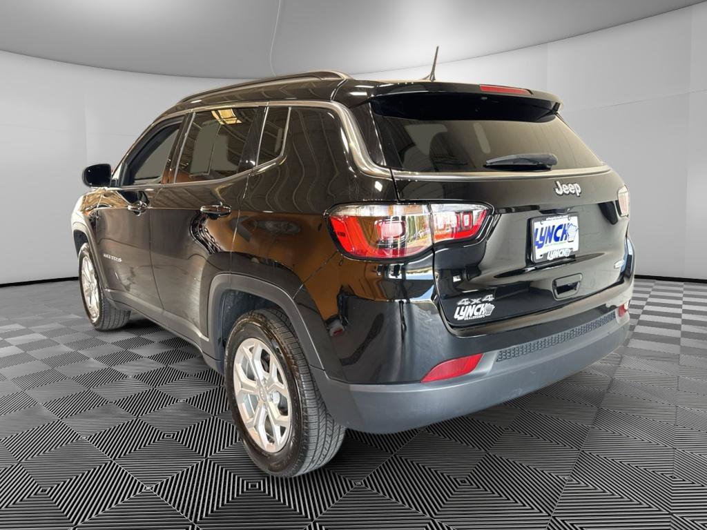 Used 2024 Jeep Compass Latitude AWD/4WD image 3