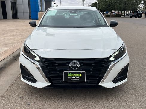 Used 2025 Nissan Altima 2.5 SV FWD image 2