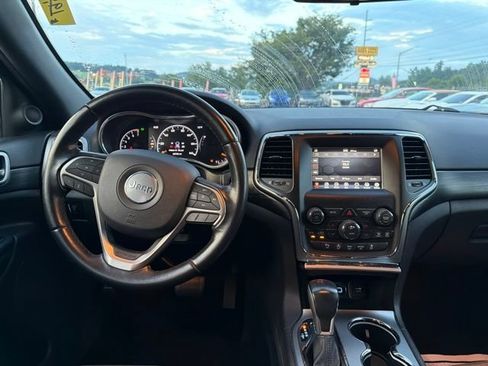 Used 2020 Jeep Grand Cherokee Laredo AWD/4WD image 12