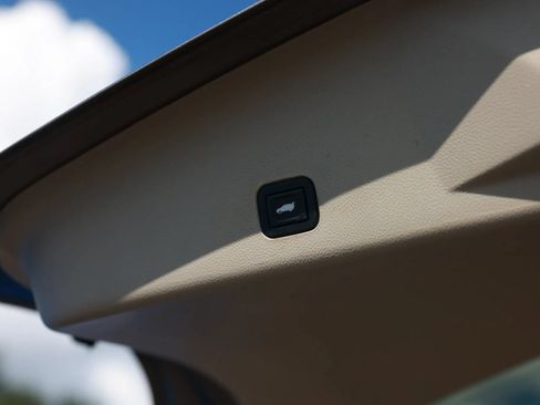 Used 2011 Cadillac SRX Luxury FWD image 18