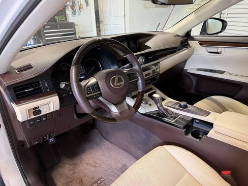 Used 2017 Lexus ES 350 w/ Premium Package FWD image 9